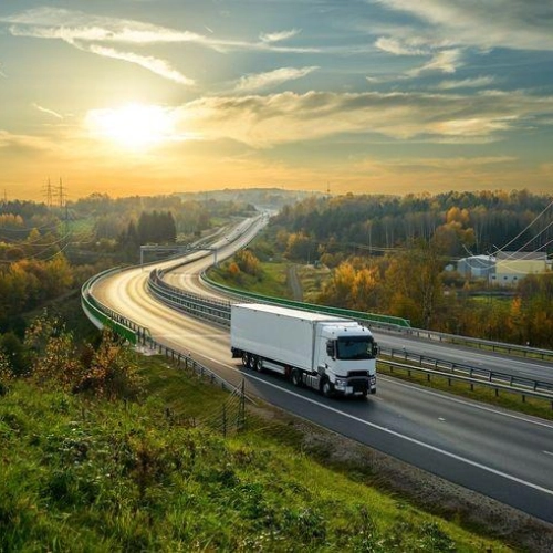 Motorista carreteiro que trabalha sem horário fixo tem direito a horas extras após a 6ª hora – Justiça reconhece jornada especial
